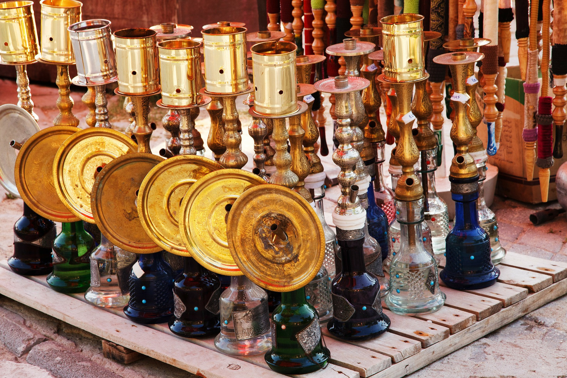 Wooden or glass water pipe: What's the difference?